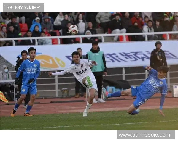 足球场上的笑脸明星男孩展现激情与活力的完美瞬间